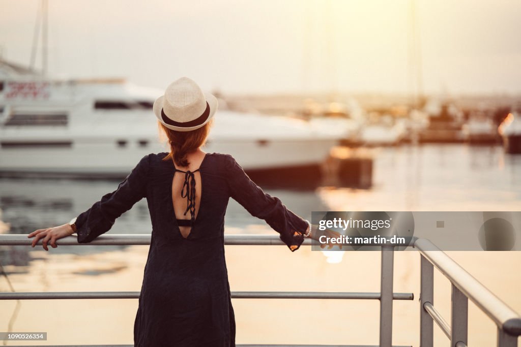 Femme de tourisme prête pour croisière