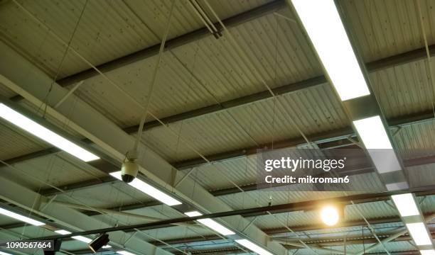 air conditioning ventilation ducts and light in building - plafond photos et images de collection