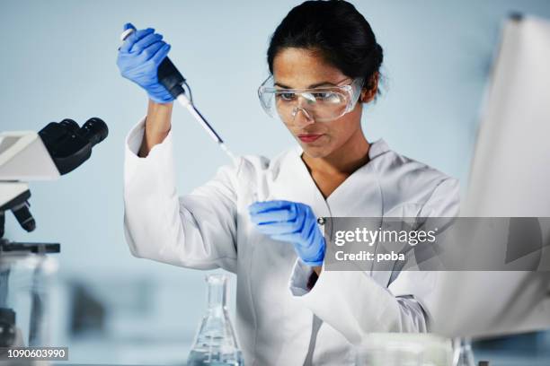 vrouw wetenschapper in laboratorium - doctor lab coat stockfoto's en -beelden
