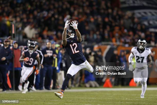 Allen Robinson of the Chicago Bears completes a reception against the Philadelphia Eagles in the second half of the NFC Wild Card Playoff game at...