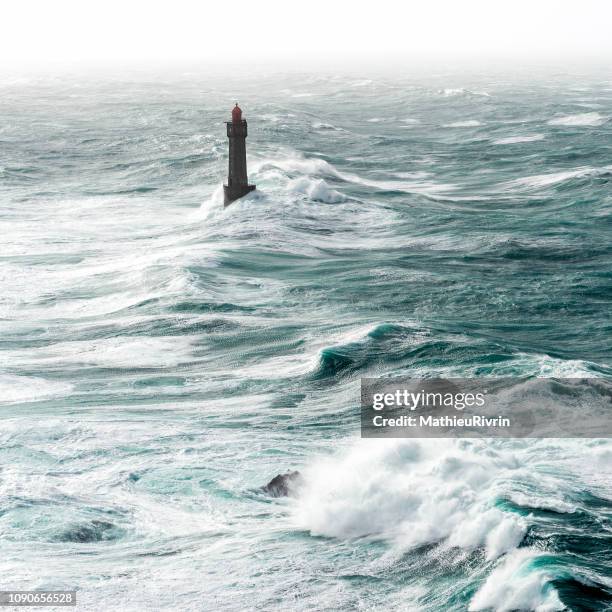 vue aérienne du phare de la jument dans la tempête et la forte houle - storm lighthouse stockfoto's en -beelden