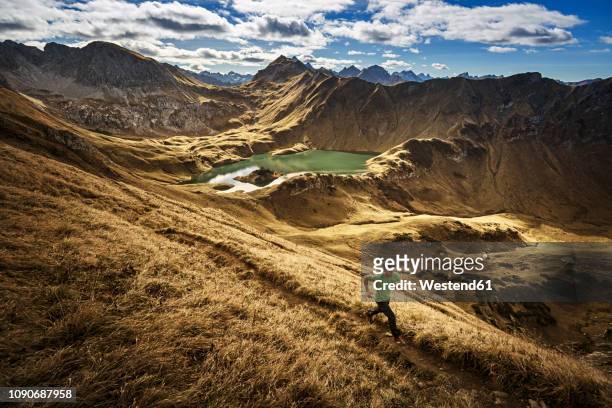 germany, allgaeu alps, man running on mountain trail - carrera de campo través fotografías e imágenes de stock
