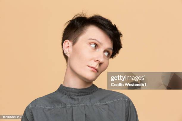 portrait of woman with short hair - kopf zur seite neigen stock-fotos und bilder