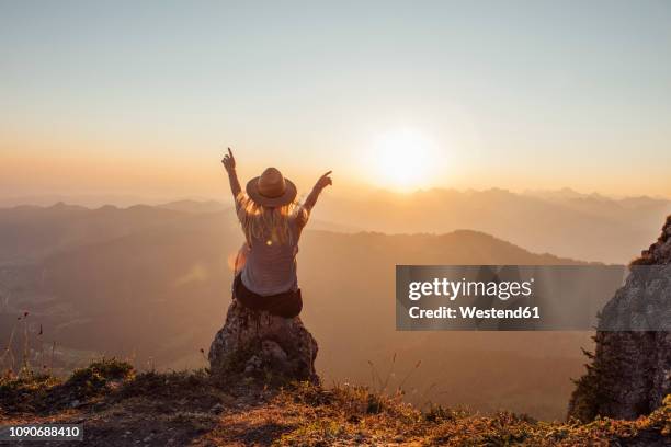 switzerland, grosser mythen, young woman on a hiking trip sitting on a rock at sunrise - day 20 fotografías e imágenes de stock