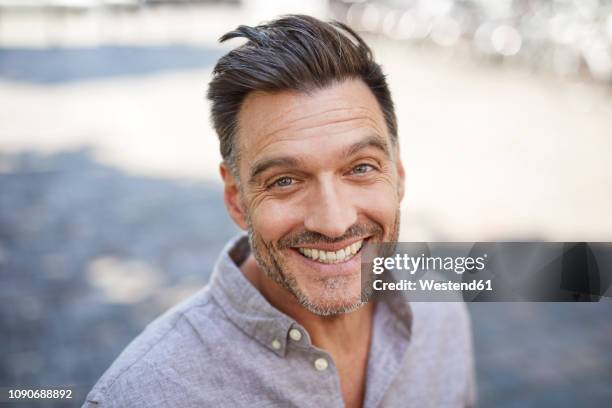 portrait of laughing mature man with stubble - sourire à pleines dents photos et images de collection