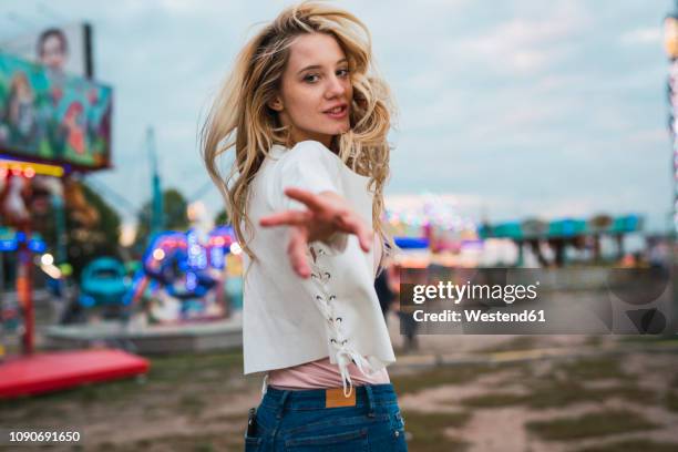 young woman on a funfair reaching out her hand - vue subjective main photos et images de collection