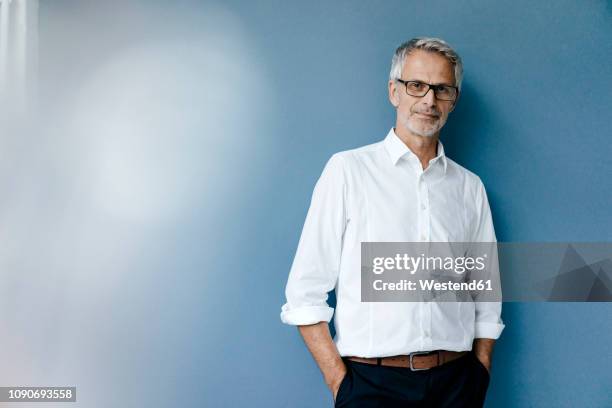 portrait of a confident businessman with hands in pockets - chemise blanche photos et images de collection