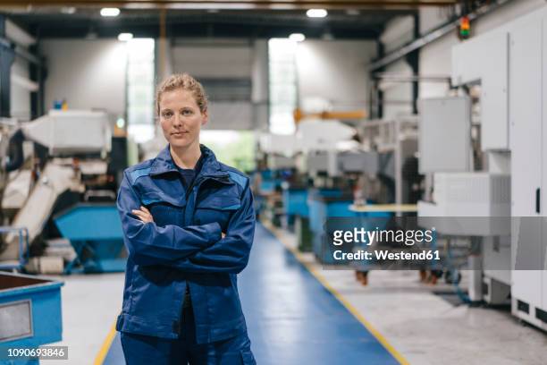 young woman working as a skilled worker in a high tech company, portrait - factory stock-fotos und bilder