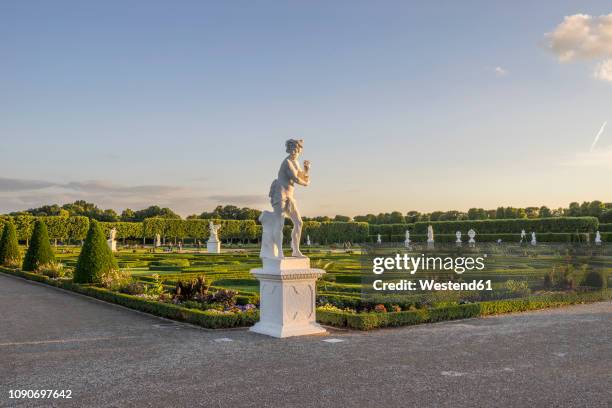 germany, lower saxony, hanover, herrenhaeuser gaerten - 雲 造形 ストックフォトと画像