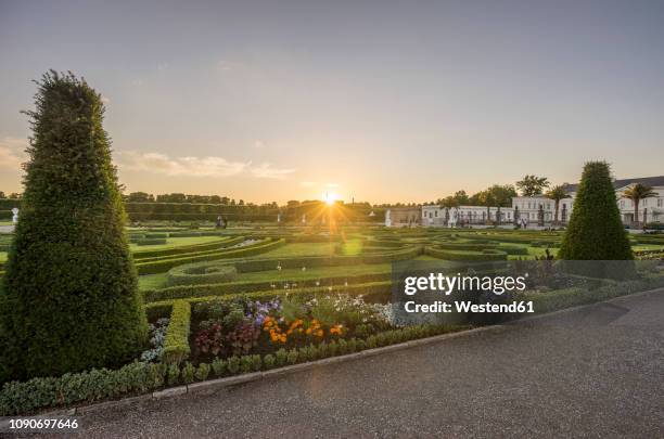 germany, lower saxony, hanover, herrenhaeuser gaerten in the evening - castle square photos et images de collection