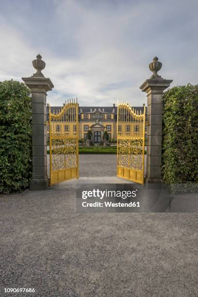 germany, lower saxony, hanover, herrenhaeuser gaerten, orangenparterre, galery and open golden gate - hanover germany bildbanksfoton och bilder