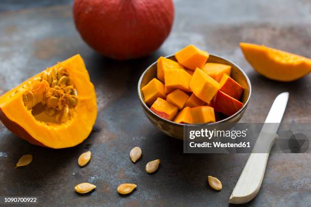 preparing hokkaido pumpkin for a pumpkin soup - kürbis stock-fotos und bilder