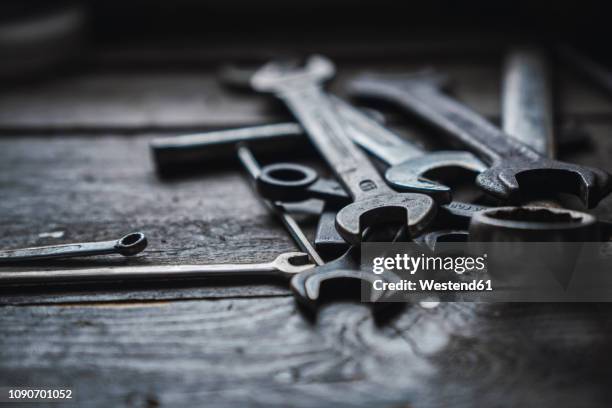 group of wrenches on wood - werkbank stockfoto's en -beelden