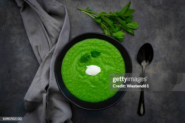 bowl of pea mint soup - püriert stock-fotos und bilder