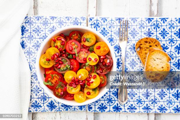 oriental tomato salad with pomegranate seeds and mint - tomate amarillo fotografías e imágenes de stock