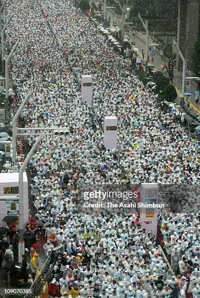 Runners are seen at the starting line during the Tokyo Marathon 2007 at Tokyo Metropolitan Government headquarters on February 18, 2007 in Tokyo,...