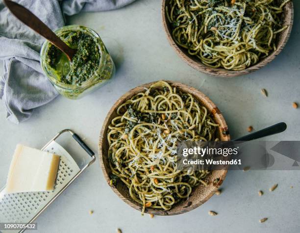 spaghetti with pesto genovese - pistou photos et images de collection