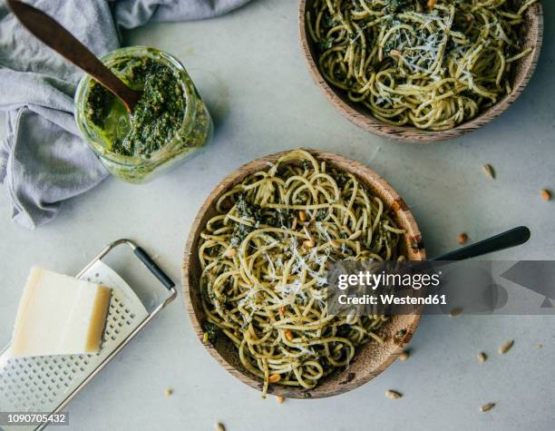 spaghetti with pesto genovese - pestosaus stockfoto's en -beelden