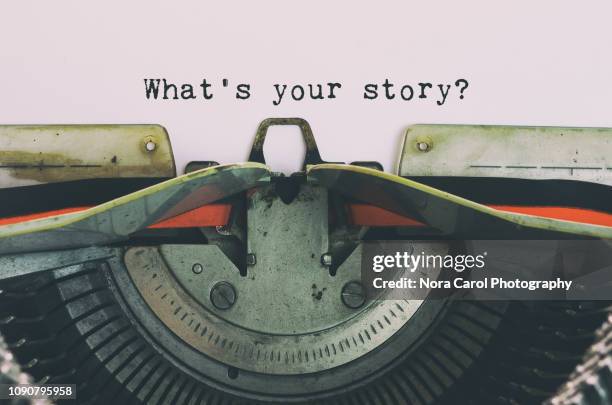 vintage typewriter with text - what's your story - história imagens e fotografias de stock