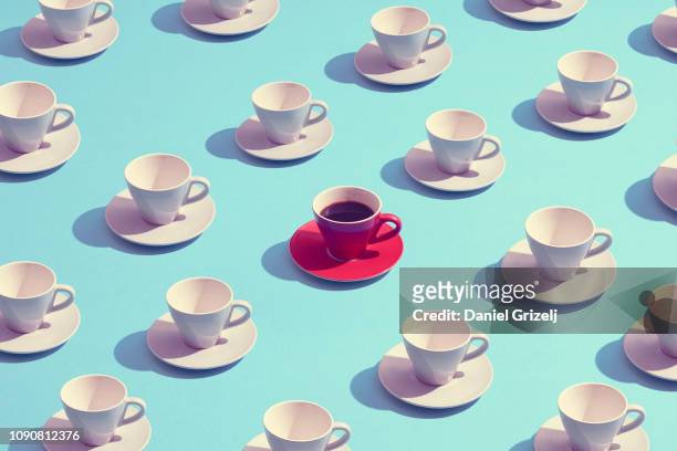 standing out from the crowd - coffee cup stockfoto's en -beelden