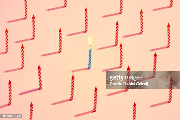 standing out from the crowd - birthday stockfoto's en -beelden