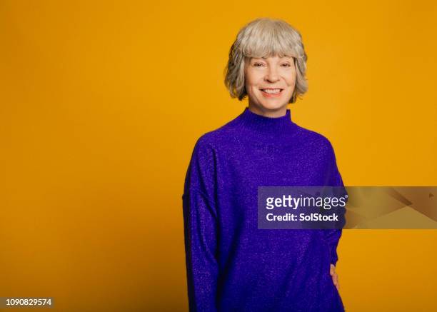 portret van een lachende volwassen vrouw - colorful stockfoto's en -beelden