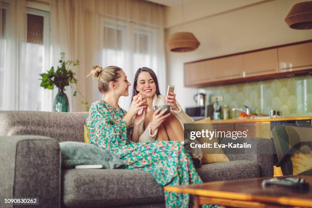 mujeres jóvenes en el hogar - compras en línea fotografías e imágenes de stock