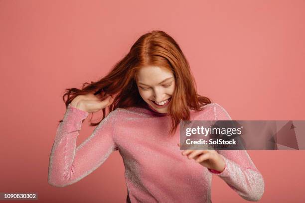 ihr rotes haar streichen - haare schütteln stock-fotos und bilder