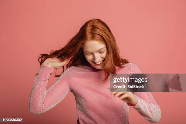 effleurant ses cheveux roux - cheveux rejetés en arrière photos et images de collection