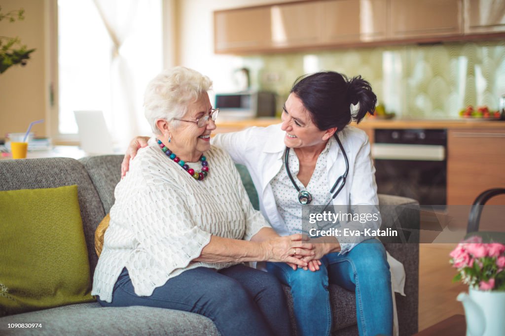 Maatschappelijk werker is het bezoeken van een senior vrouw