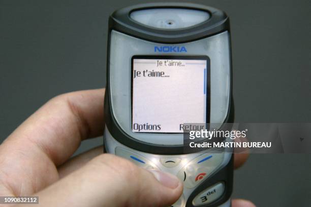 Image d'un téléphone portable ayant reçu une déclaration d'amour par SMS, le 13 février 2004 à Paris à la veille de la St Valentin. La Saint Valentin...