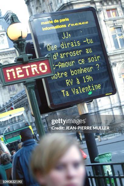 Une jeune femme passe, le 31 janvier 2003 rue de Rivoli à Paris, près de l'un des 170 panneaux d'affichage lumineux qui seront mis à disposition des...