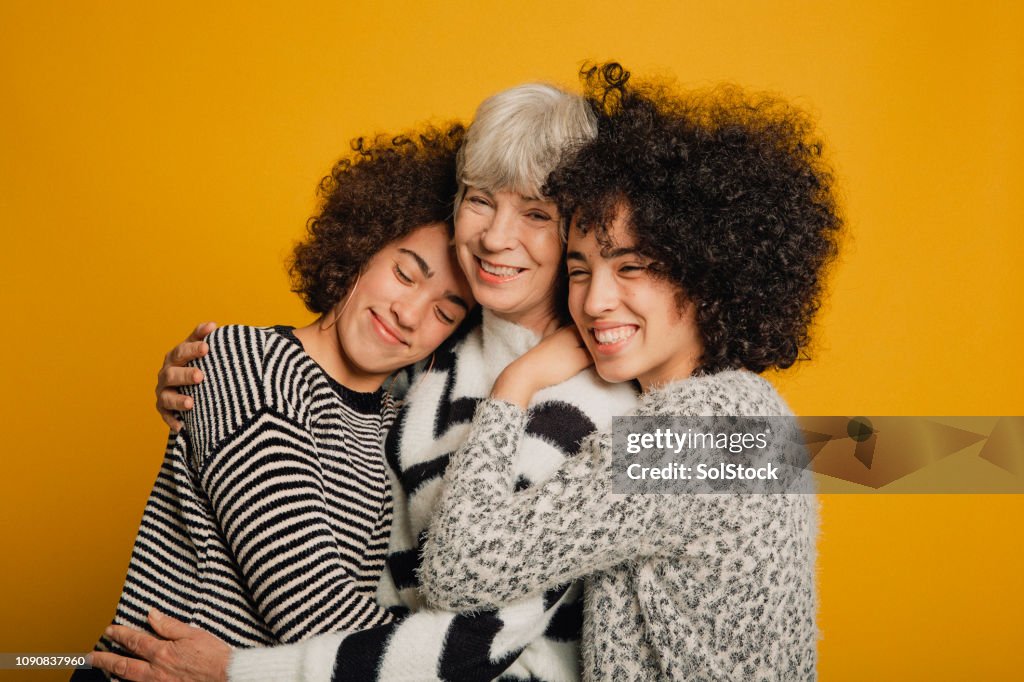 Gemelli adolescenti che abbracciano la loro madre