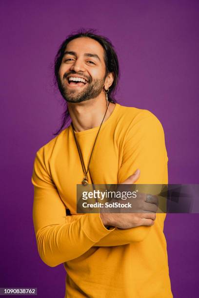 porträt eines lachenden jungen mannes - handsome pakistani men stock-fotos und bilder