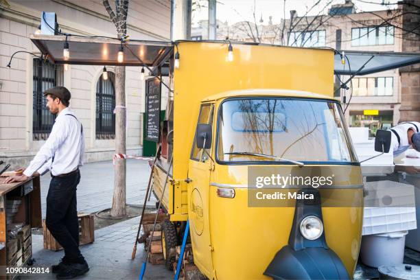 食品卡車比薩餅在木烤箱製作 - street food truck 個照片及圖片檔