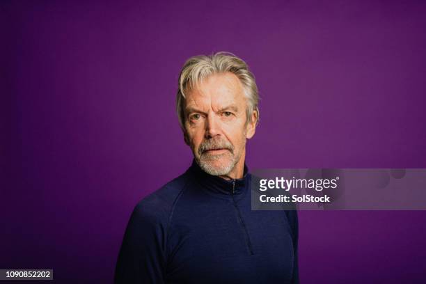 headshot av en ledande man - purpurfärgad bakgrund bildbanksfoton och bilder
