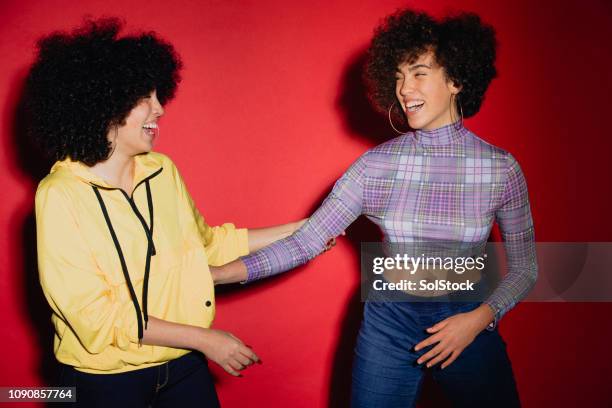 twins samen dansen - eeneiige tweeling stockfoto's en -beelden