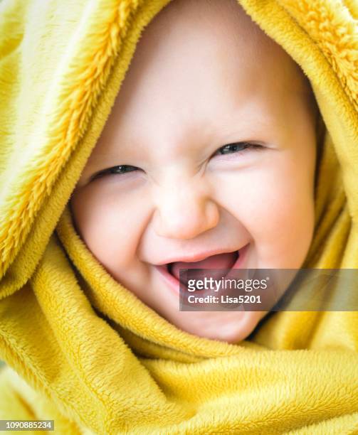 baby in eine gelbe decke, kleinkind so süß - wrapped in a towel stock-fotos und bilder