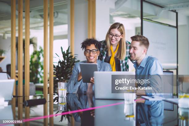 equipo de negocios trabajando juntos - aprendiz fotografías e imágenes de stock