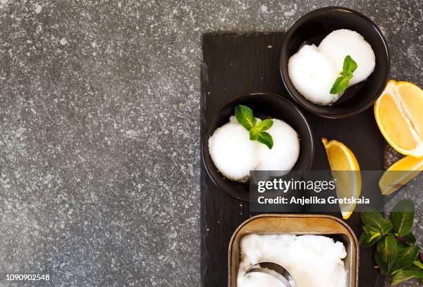 lemon ice cream in bowl - ice cream bowl stockfoto's en -beelden
