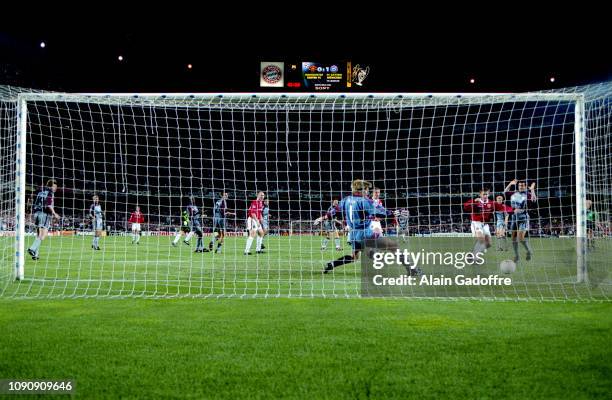 Teddy Sheringham scores his first side's goal during the UEFA Champions league final match between Manchester United and Bayern Munich on May 26,...