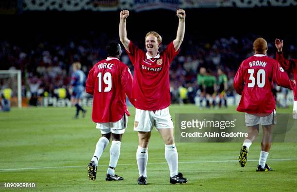 David May celebrates the victory during the UEFA Champions league final match between Manchester United and Bayern Munich on May 26, 1999 in Camp...