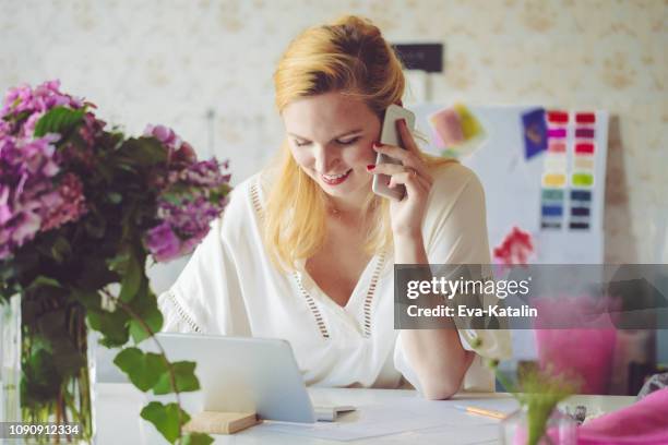 diseñador de moda es hablar con el cliente en el teléfono - organizador de eventos fotografías e imágenes de stock