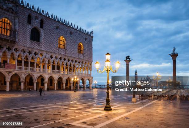 st mark's square at night, venice, italy - palácio dos doges imagens e fotografias de stock