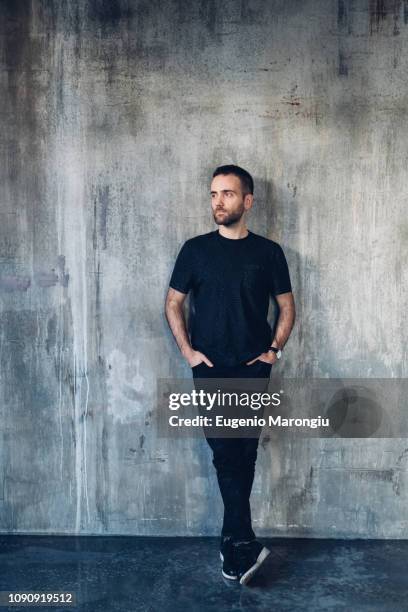 man leaning against concrete wall - leaning ストックフォトと画像