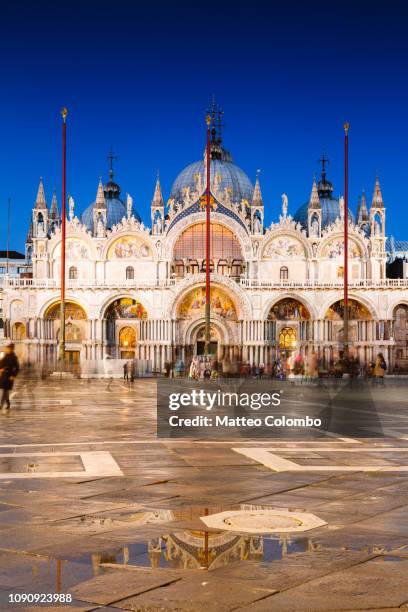 st mark's basilica at dusk, venice, italy - basilica di san marco stock-fotos und bilder