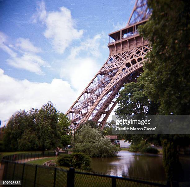 torre eiffel - torre eiffel stock pictures, royalty-free photos & images