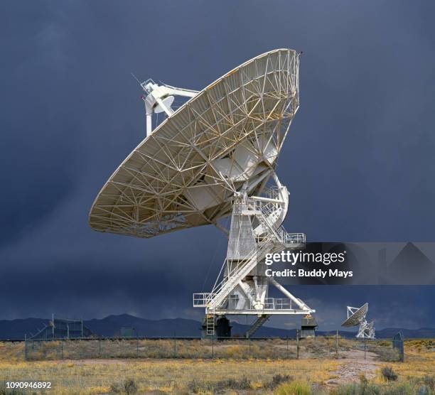 radio telescopes at the very large array in new mexico - satellite tracks stockfoto's en -beelden