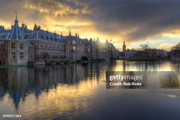 dark clouds over dutch houses of parliament (binnenhof) at sunset - courtyard stockfoto's en -beelden