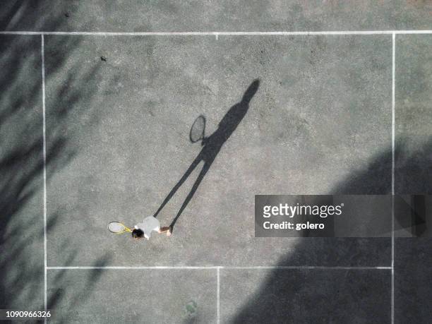 無人機視圖在網球硬球場與女孩在午後的陽光 - hardcourt 個照片及圖片檔